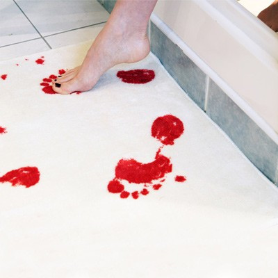 Tapis de bain ensanglanté